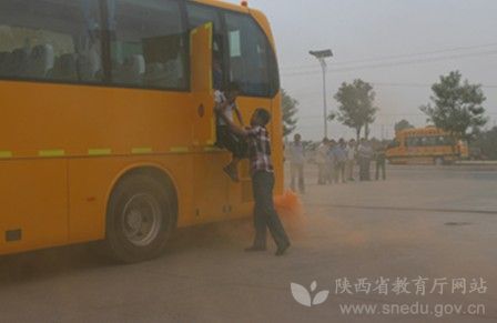 陜西閻良區(qū)校車(chē)安全應(yīng)急疏散演練 提高師生安全意識(shí) 陜西閻良區(qū)校車(chē)安全應(yīng)急疏散演練 提高師生安全意識(shí)
