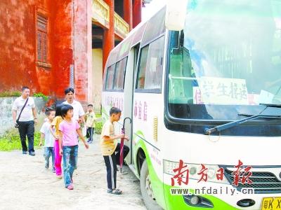 政府安排校車 學生告別每日竹筏擺渡上學 點擊進入下一頁