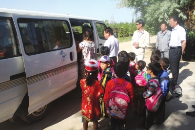 12座校車塞進 28個小朋友 12座校車塞進 28個小朋友