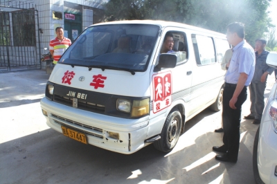 12座校車塞進 28個小朋友 12座校車塞進 28個小朋友