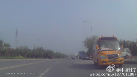 校車反道狂奔接送學(xué)生 網(wǎng)友感慨好車需好司機(jī) 校車反道狂奔接送學(xué)生 網(wǎng)友感慨好車需好司機(jī)