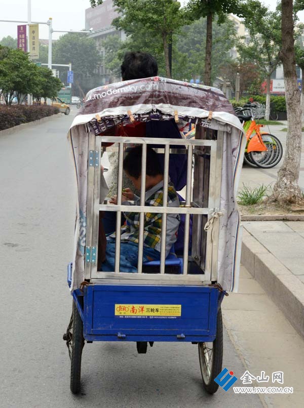 特別的“籠子校車” 特別的“籠子校車”