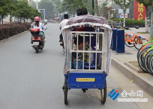 特別的“籠子校車” 特別的“籠子校車”