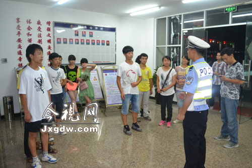 江西九江市:修水英才中學校車超員組織學生出游被查處/ 江西九江市:修水英才中學校車超員組織學生出游被查處