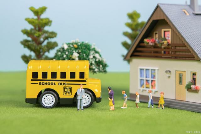 送孩子上學是自己送比較好,還是坐校車比較好呢?有什么依據? 送孩子上學是自己送比較好,還是坐校車比較好呢?有什么依據?