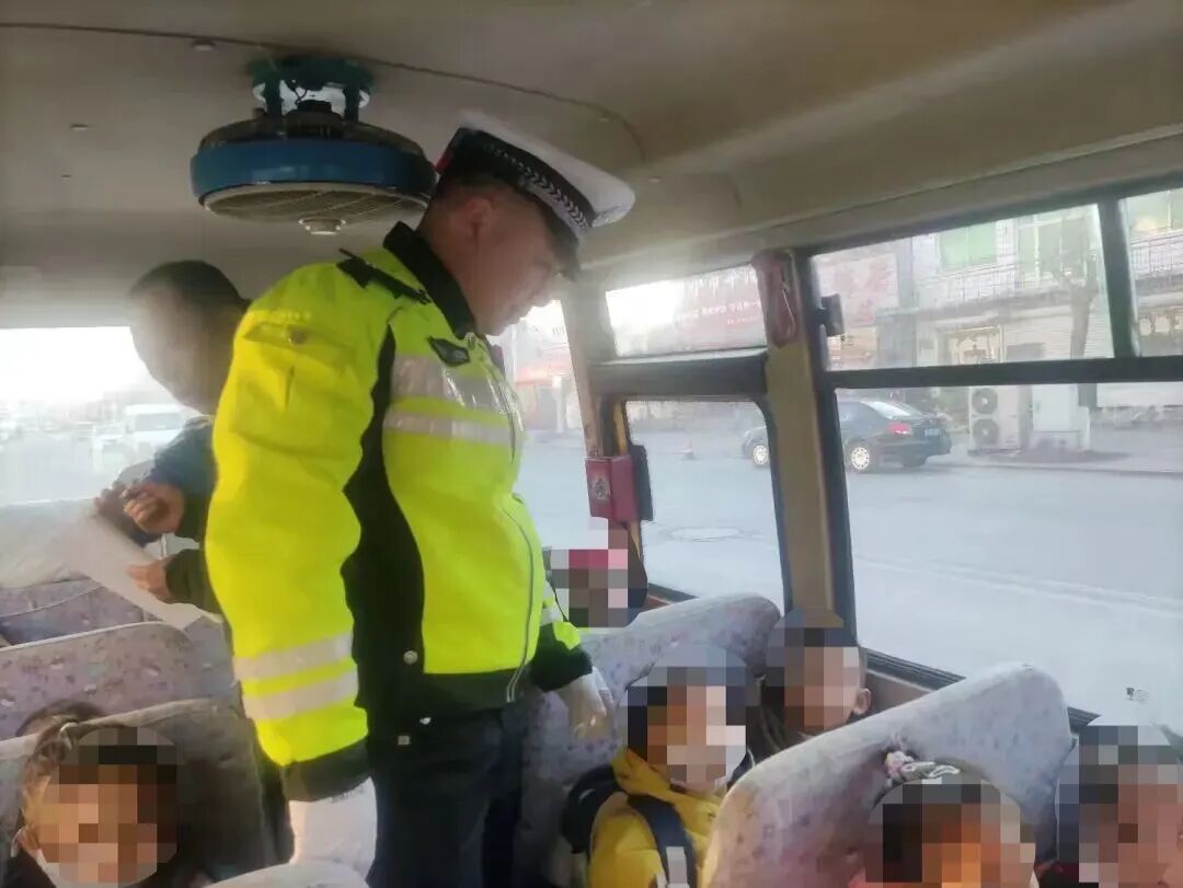 文明交通 禮行天下 | 護航“上學路”！本溪交警擰緊校車安全閥