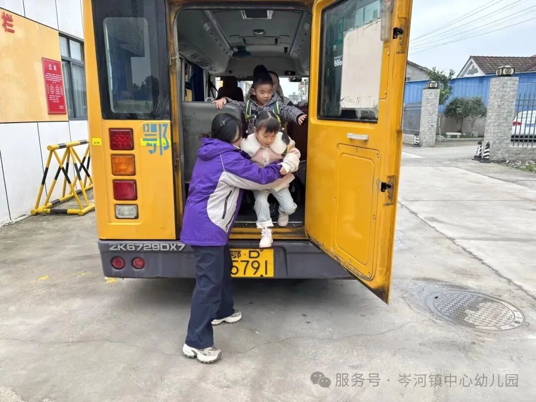 【安全防護】校車安全“大練兵”，守護幼兒平安行——岑河鎮中心幼兒園校車安全演練