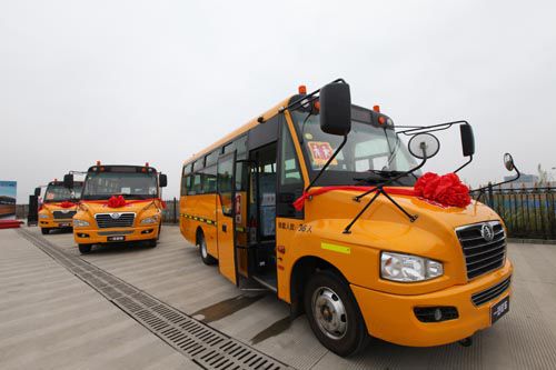 一汽客車向四川雅安震區學校捐贈6輛校車/ 一汽客車向四川雅安震區學校捐贈6輛校車