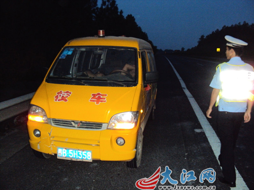 因駕駛疲勞 贛州一校車司機高速路停車睡覺 因駕駛疲勞 贛州一校車司機高速路停車睡覺