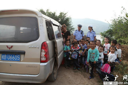 廣西柳州8座面包車充當(dāng)幼兒園校車 塞進(jìn)26人超員225%