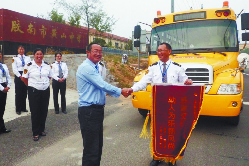 貨車突起火校車司機伸援手 撲火時太專注受傷