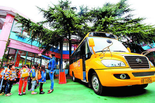 蕪湖首輛“大鼻子”校車上路 借鑒美國校車經典造型 蕪湖首輛“大鼻子”校車上路 借鑒美國校車經典造型