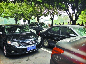 廣州:網(wǎng)友望校車重新運作 放學(xué)前校園門口停滿接送小孩的私家車。