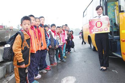 青島:溫馨校車開通嶗山新線路 交運 校溫馨 車開通嶗山新線路