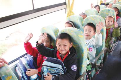 青島:溫馨校車開通嶗山新線路 交運 校溫馨 車開通嶗山新線路