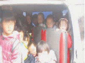 巴中幼兒園“面的”當校車 裝29個娃超載行駛(圖)