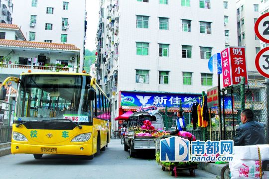 河岸道路亂擺賣 校車通行心慌慌 河岸道路亂擺賣 校車通行心慌慌