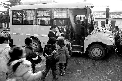 陜西:灃東新城的學生們坐上了正規校車 陜西:灃東新城的學生們坐上了正規校車