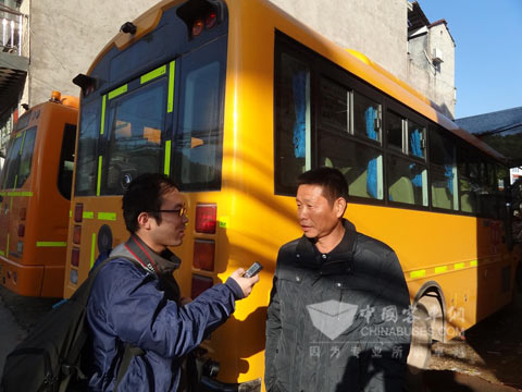 價格與安全的博弈 農村校車運營之路 歐陽禾香和記者交流校車運營經驗