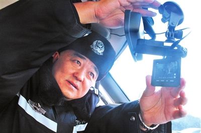 幼兒園校車裝上記錄儀(圖) 幼兒園校車裝上記錄儀