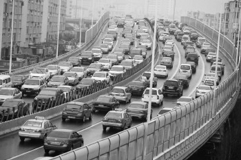 開(kāi)學(xué)首日,校車(chē)堵得遲到了 開(kāi)學(xué)首日,校車(chē)堵得遲到了