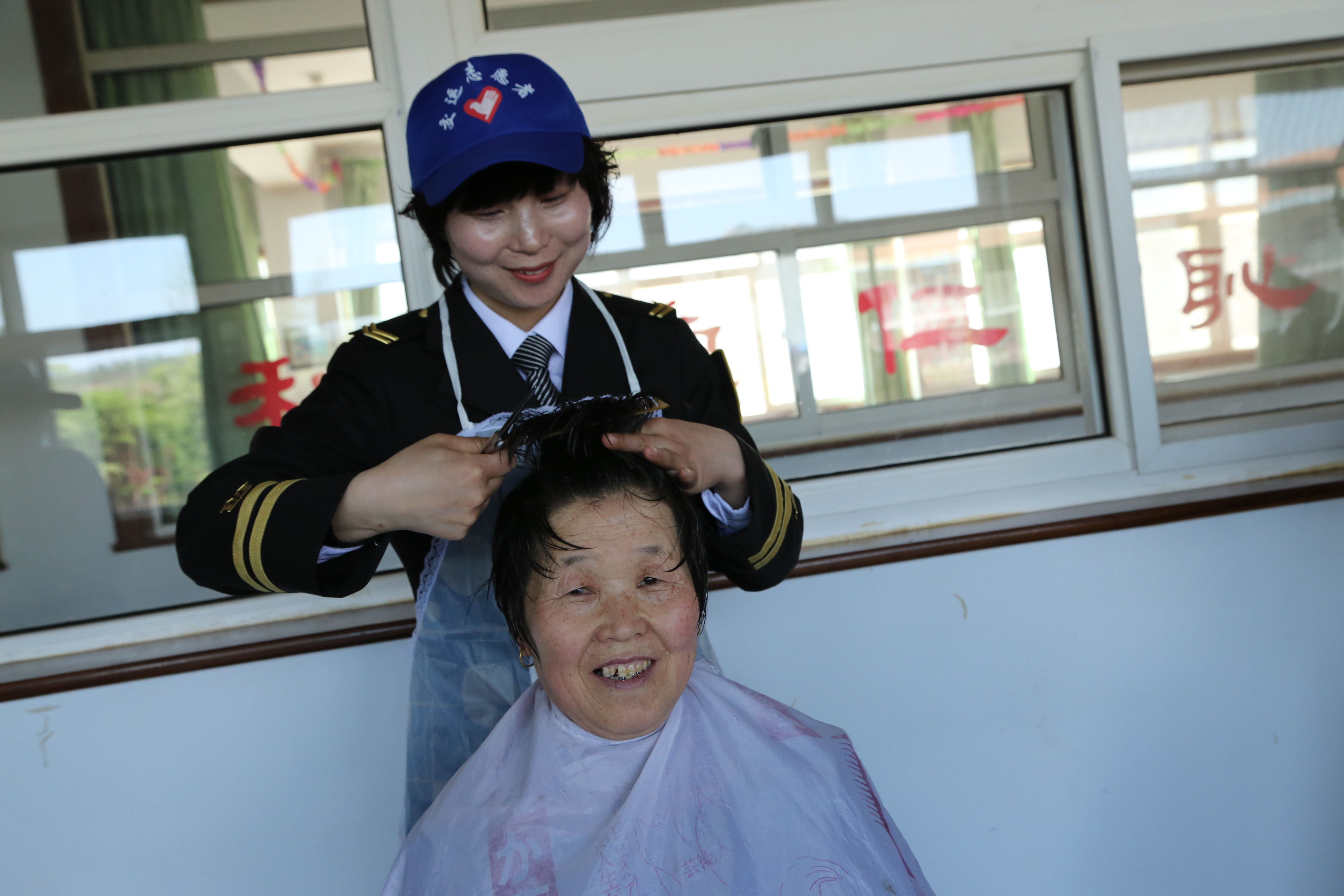 校車獻真情 關愛夕陽紅 校車獻真情 關愛夕陽紅