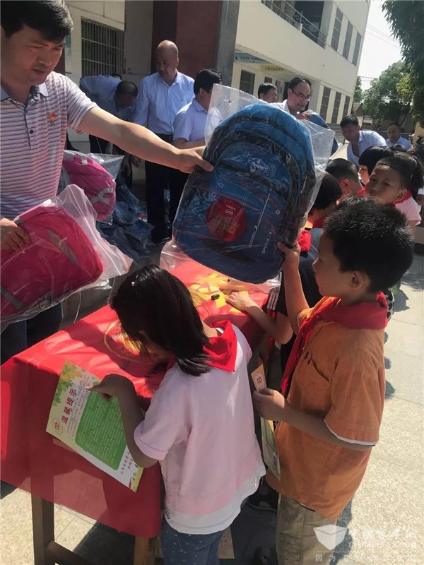 情系留守兒童,“百城千校”安凱校車公益行為愛再出發 情系留守兒童,“百城千校”安凱校車公益行為愛再出發