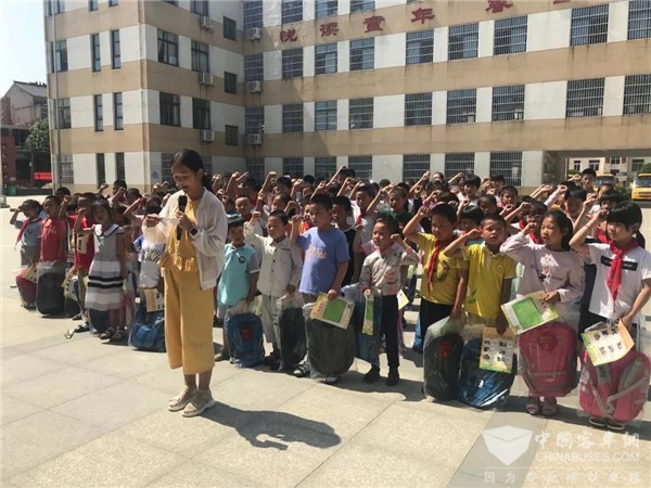 情系留守兒童,“百城千校”安凱校車公益行為愛再出發 情系留守兒童,“百城千校”安凱校車公益行為愛再出發