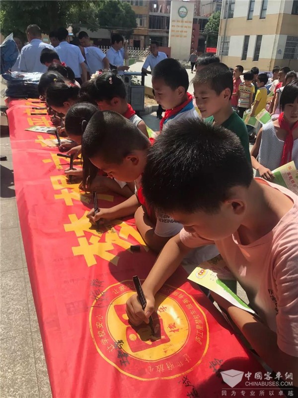 情系留守兒童,“百城千校”安凱校車公益行為愛再出發 情系留守兒童,“百城千校”安凱校車公益行為愛再出發