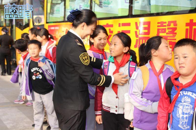 為學生提供乘車便利交運溫馨校車再增7輛校車/ 為學生提供乘車便利交運溫馨校車再增7輛校車