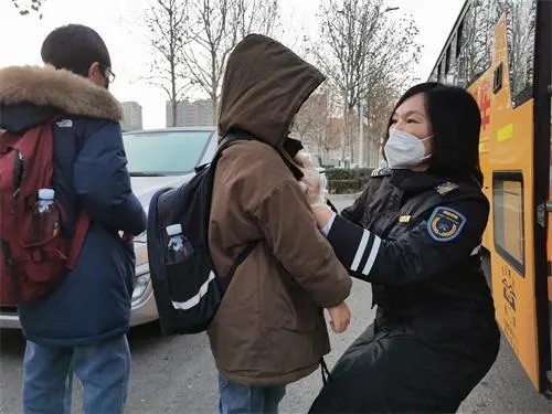 青島溫馨校車寒冬守護(hù)學(xué)子上學(xué)路/ 青島溫馨校車寒冬守護(hù)學(xué)子上學(xué)路