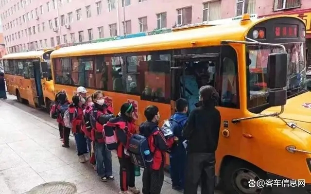 駛?cè)牍鲙X！中通校車高品質(zhì)護(hù)航學(xué)童“無憂成長(zhǎng)路”