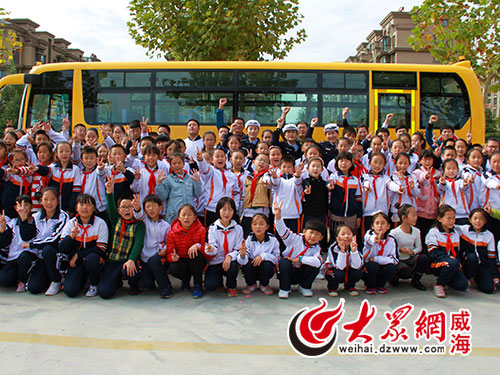 威海小學(xué)生校車應(yīng)急逃生演練/ 威海小學(xué)生校車應(yīng)急逃生演練