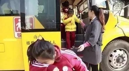 關注校車安全,關愛學生成長 關注校車安全,關愛學生成長