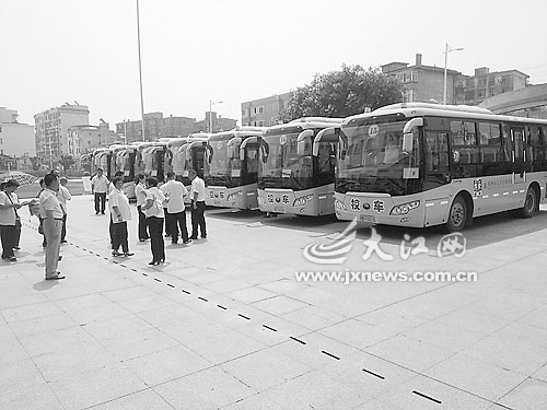 江西贛州籌億元更校車 首啟用校車專用號(hào)牌