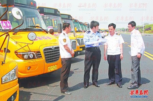 趁著假期，加強校車安全檢查