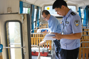 校車“體檢”享上門服務 部分校車不合規范