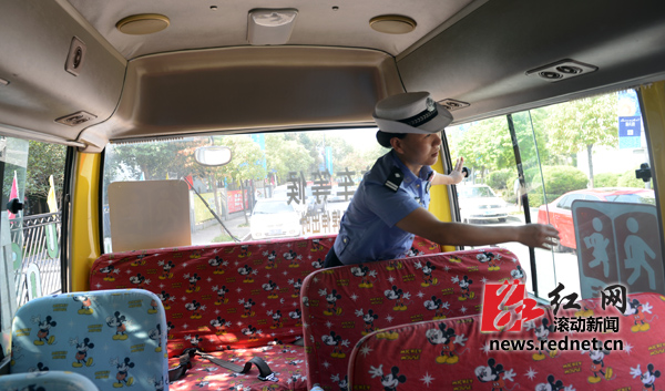 預防高溫突發事故 長沙交警清查校車安全隱患 (8月13日,長沙珠江花城小區,交警正在對該小區內一家幼兒園校車進行安全檢查。圖/滾動新聞記者 陳勇)