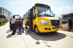 昆明東川山里娃坐上“大鼻子”校車(chē) 昆明東川山里娃坐上“大鼻子”校車(chē)
