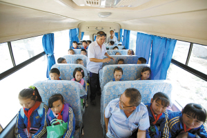 昆明東川山里娃坐上“大鼻子”校車(chē) 昆明東川山里娃坐上“大鼻子”校車(chē)