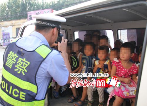 滄縣:兩輛“黑校車”超員300%以上 滄縣:兩輛“黑校車”超員300%以上