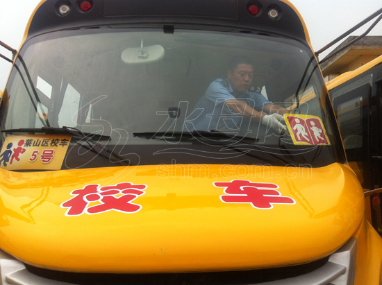 煙臺:33輛校車掛標牌 可借公交車專用道行駛