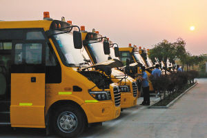 清晨6點半，校車已列隊待發