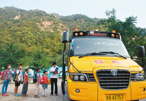 老師點名，排隊上車