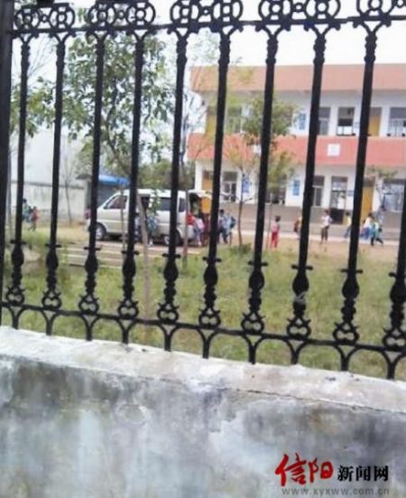 圖為網友提供的照片，可以看出，放學后，學生陸續進入面包車內