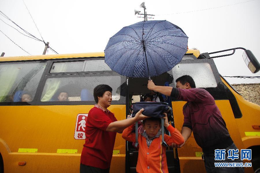 村里來了“大鼻子”校車 (教育)(3)村里來了“大鼻子”校車