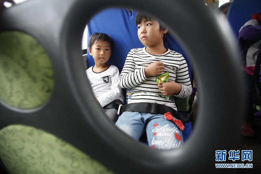 村里來了“大鼻子”校車 (教育)(2)村里來了“大鼻子”校車