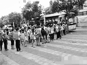 孩子們?cè)谂抨?duì)上車。網(wǎng)友供圖