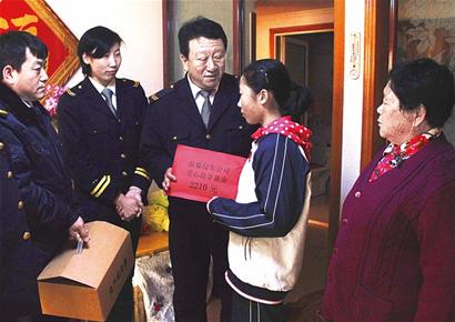 青島城陽(yáng)貧困學(xué)生乘上免費(fèi)校車(chē) 已扶持100余人 青島城陽(yáng)貧困學(xué)生乘上免費(fèi)校車(chē) 已扶持100余人