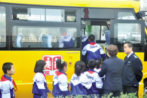 西安公交延伸服務(wù) 開通校車服務(wù)社會(huì)(圖) 文明排隊(duì)乘車